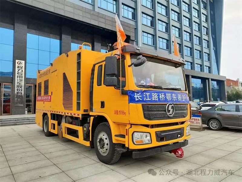 陕汽除雪车（航空涡扇热吹雪车）图片展示，湖北程力航空热吹雪车一个小时一公里使用多少油图片详解
