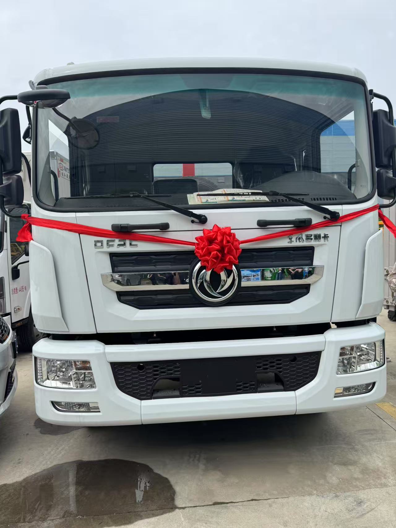 恭喜【浙江黄总】喜提勾臂垃圾车